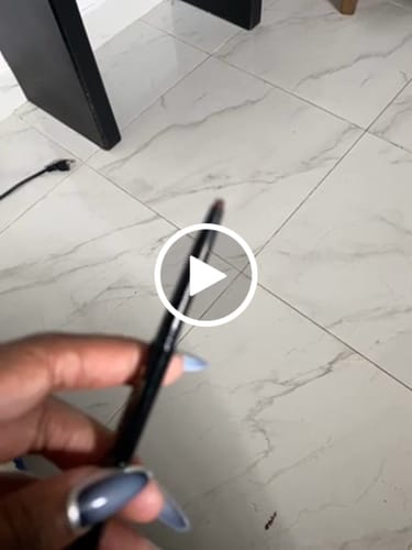 Customer video review of LÁPIZ DELINEADOR EN GEL 1ST SCENE