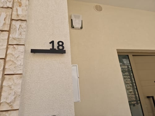 Customer photo review of Numero civico sagomato modello Line 01 Alluminio