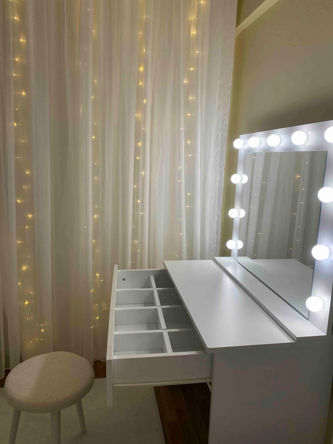 Customer photo review of Rani BJ120 Hollywood Işıklı Aynalı Kulis Makyaj Masası Takı Düzenleyici Beyaz