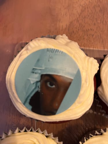 Customer photo review of 20 cm Pre-cut Circle Custom Edible Icing Image