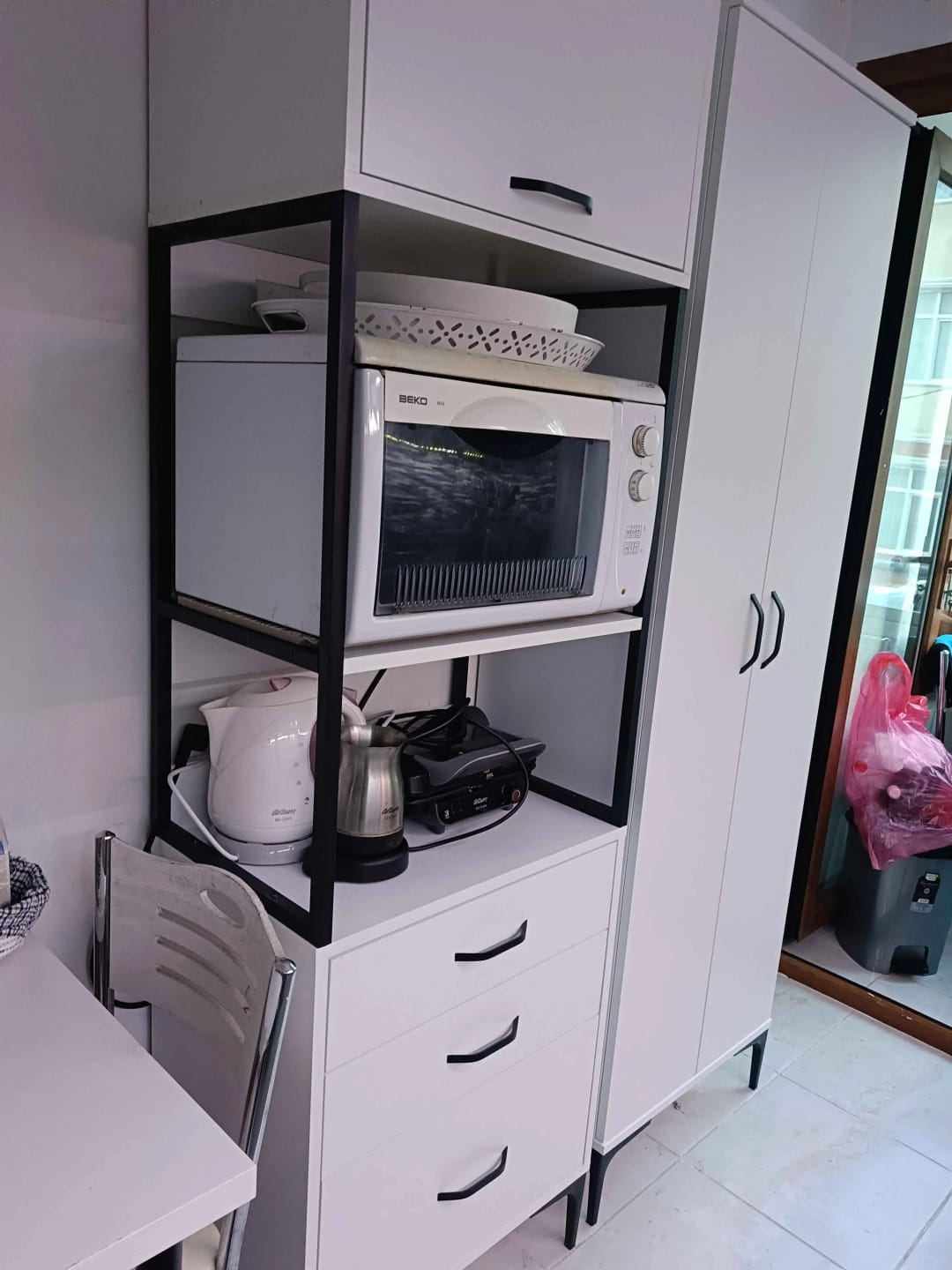 Customer photo review of Rani JE142 Çok Amaçlı Dolap 3 Kapaklı 3 Çekmeceli Kiler Mutfak Dolabı Beyaz