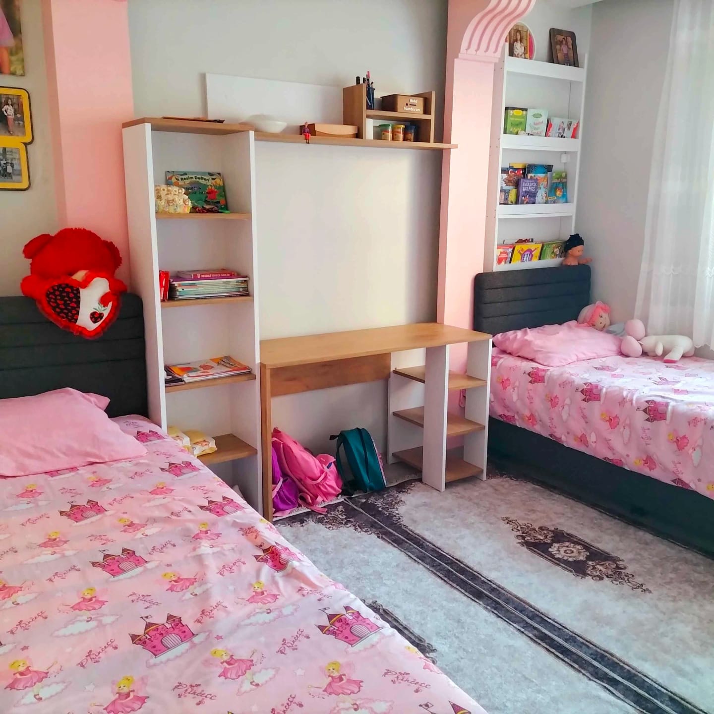 Customer photo review of Rani HA125 Kitaplıklı Raflı Çalışma Ofis Bilgisayar Masası Sepet Ceviz - Beyaz