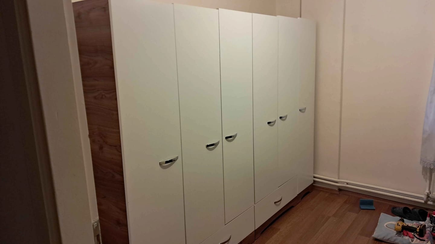 Customer photo review of Rani F4 Geniş Gardırop Elbise Dolabı 6 Kapaklı 2 Çekmeceli 12 Raflı 2 Askılı Tek Modül Minyatür Ceviz - Beyaz