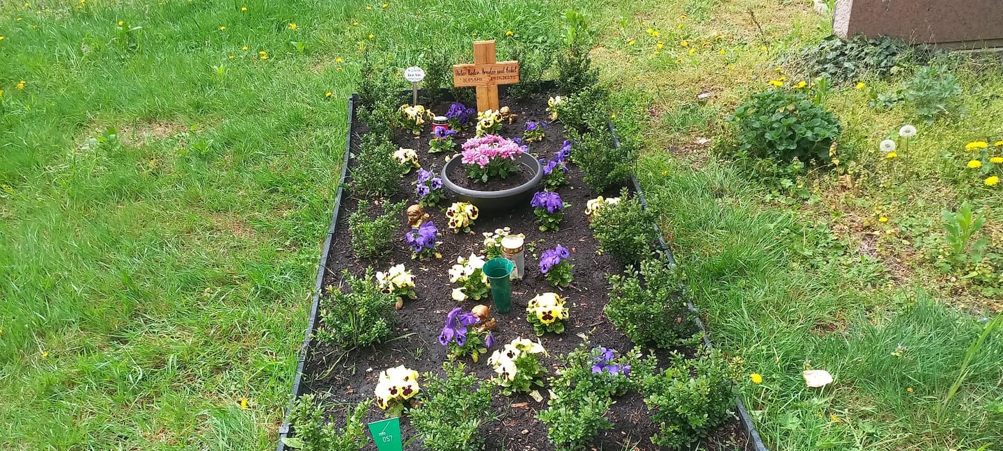 Customer photo review of Kleines Grabkreuz aus Holz mit Namen (eckig)
