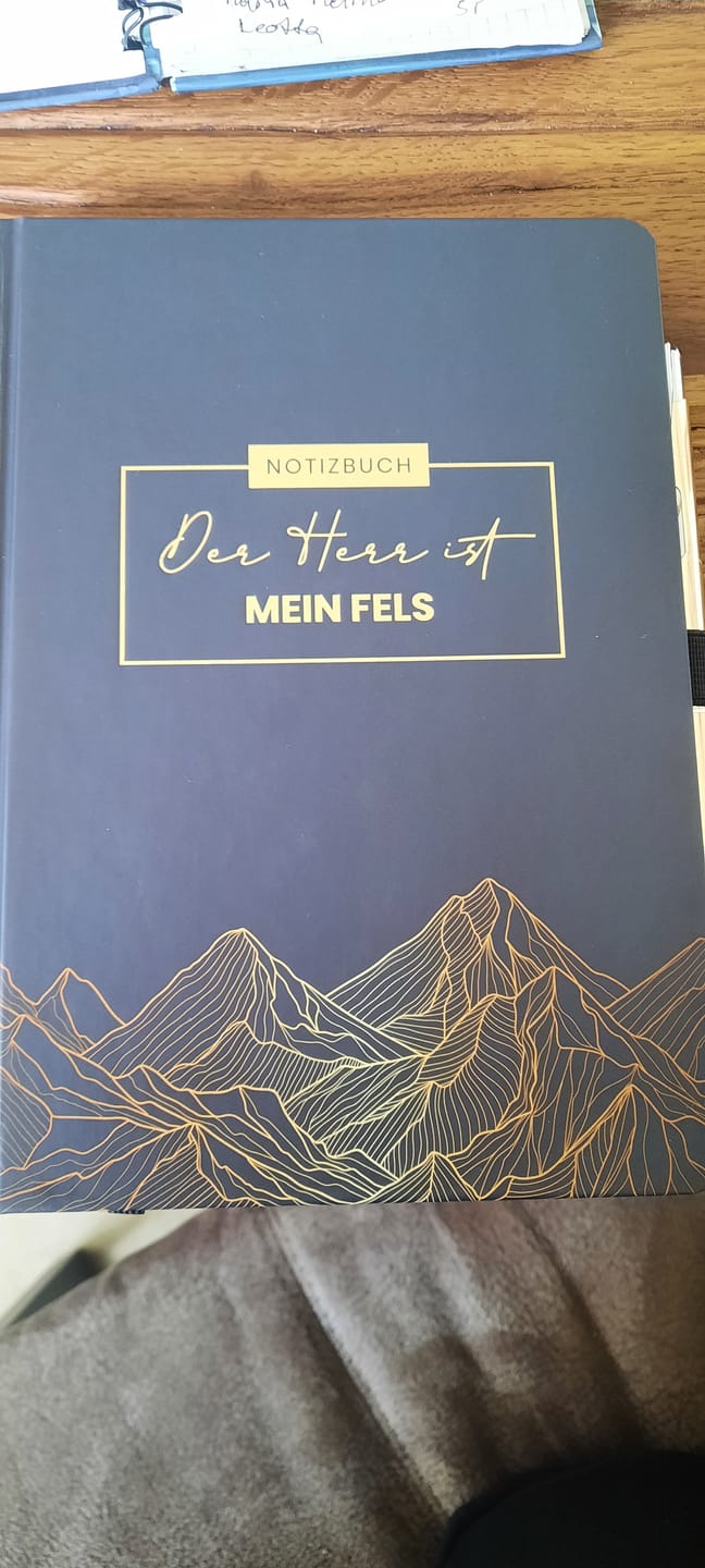 Customer photo review of Notizbuch "Der Herr ist mein Fels" · A5 · Hardcover mit Goldglanz Prägung