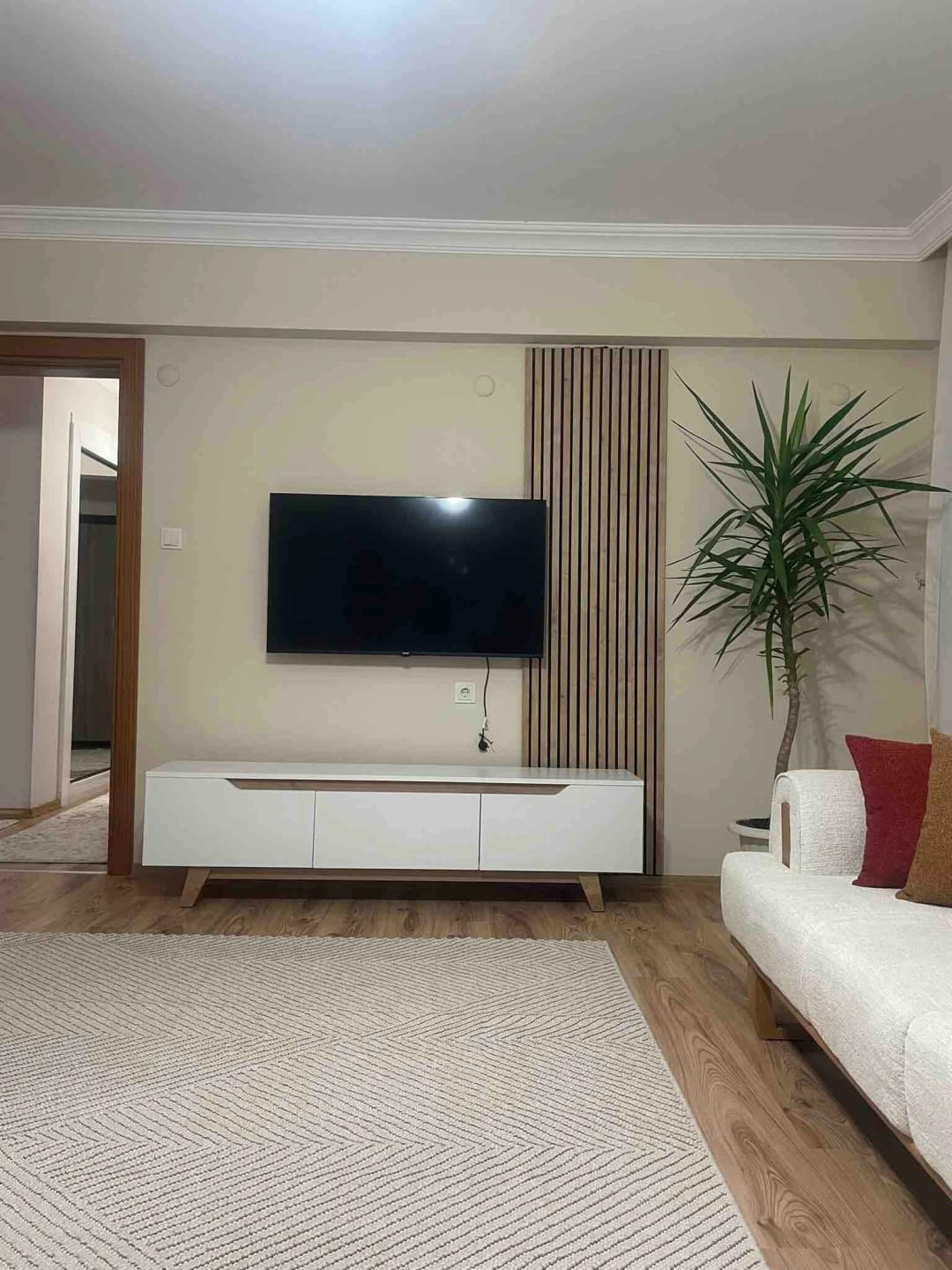 Customer photo review of Rani D1 Tv Ünitesi Modern Ayaklı Tv Sehpası 180 cm  Beyaz - Sepet Ceviz