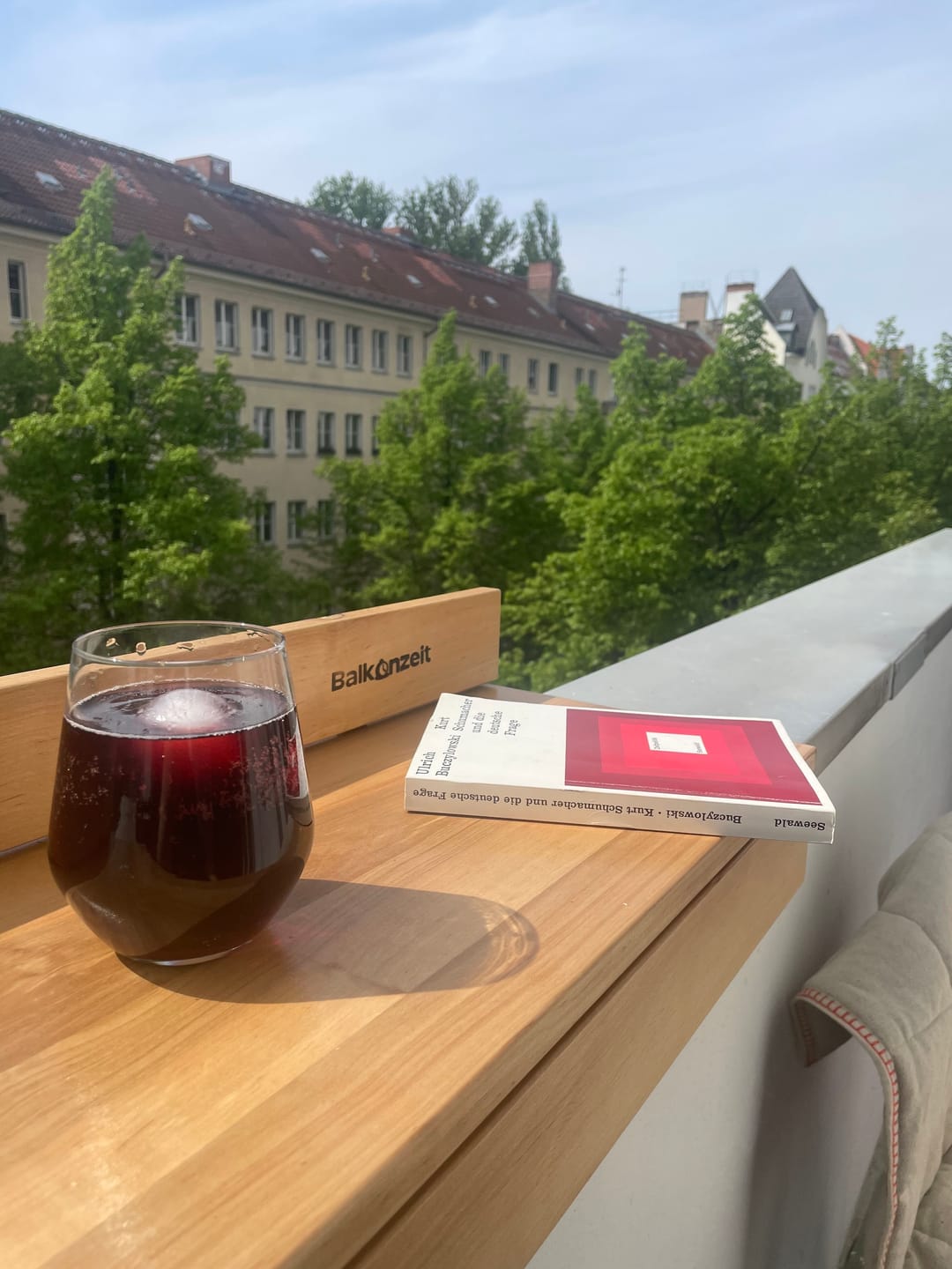 Customer photo review of Massivholz Balkongeländer-Tisch (inkl. gratis Schutzhülle)
