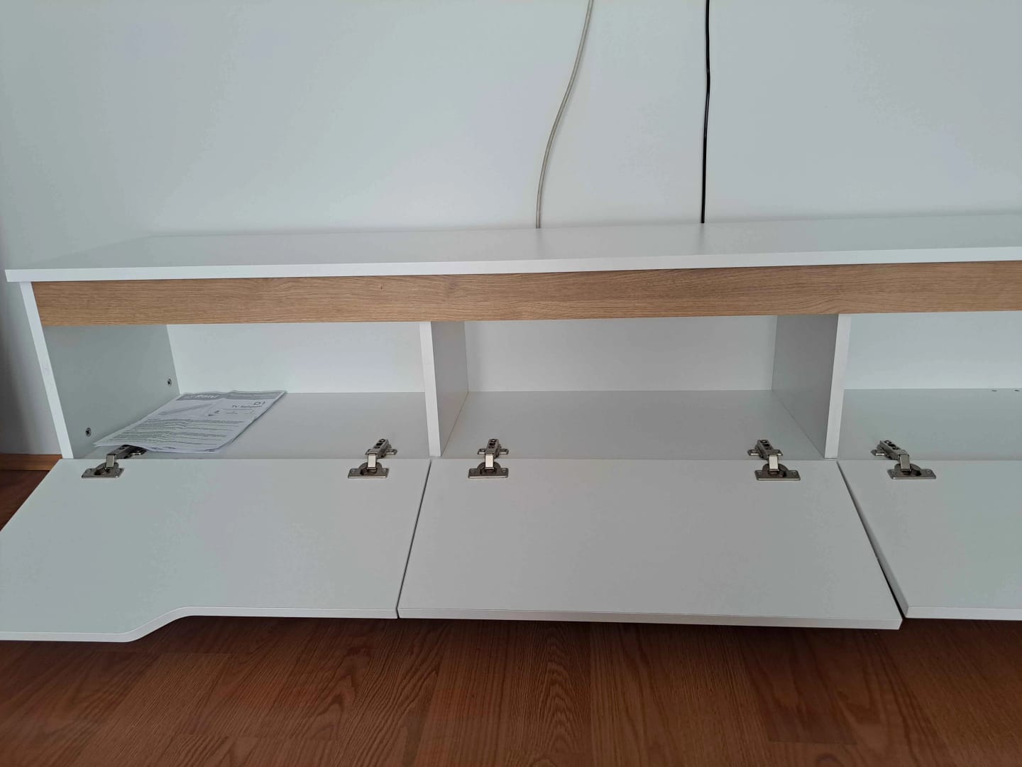 Customer photo review of Rani D1 Tv Ünitesi Modern Ayaklı Tv Sehpası 180 cm  Beyaz - Sepet Ceviz