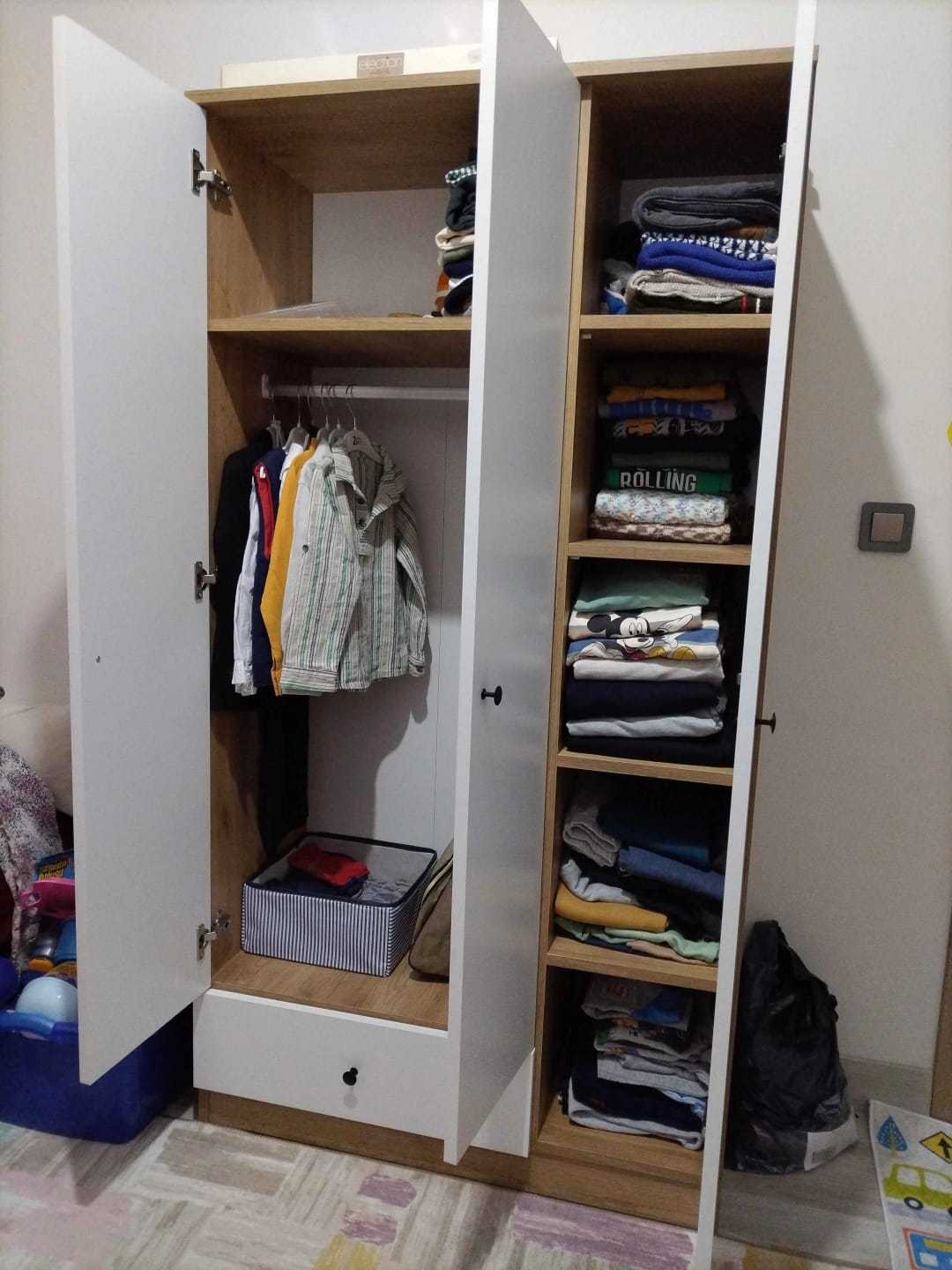 Customer photo review of Rani BA117 Gardırop Elbise Dolabı 3 Kapaklı 1 Çekmeceli 6 Raflı 1 Askılı Sepet Ceviz - Beyaz