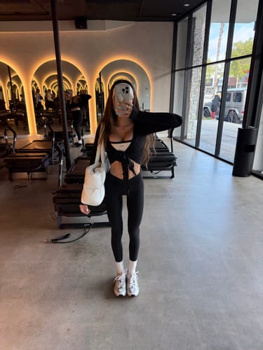 Customer photo review of The Studio Legging / Black-Crème