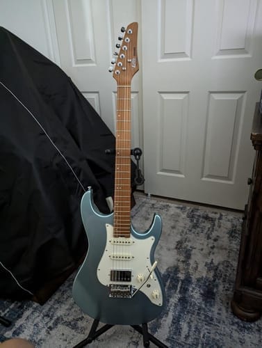 Customer photo review of Donner DST-550 Electric Guitar
