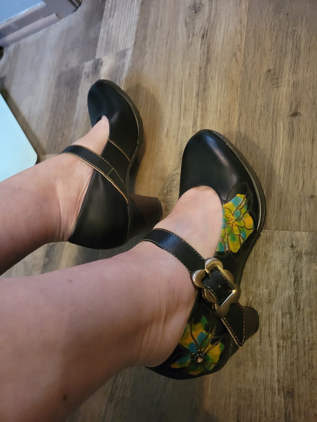 Customer photo review of Vintage Handmade Bloom Elegance Pumps