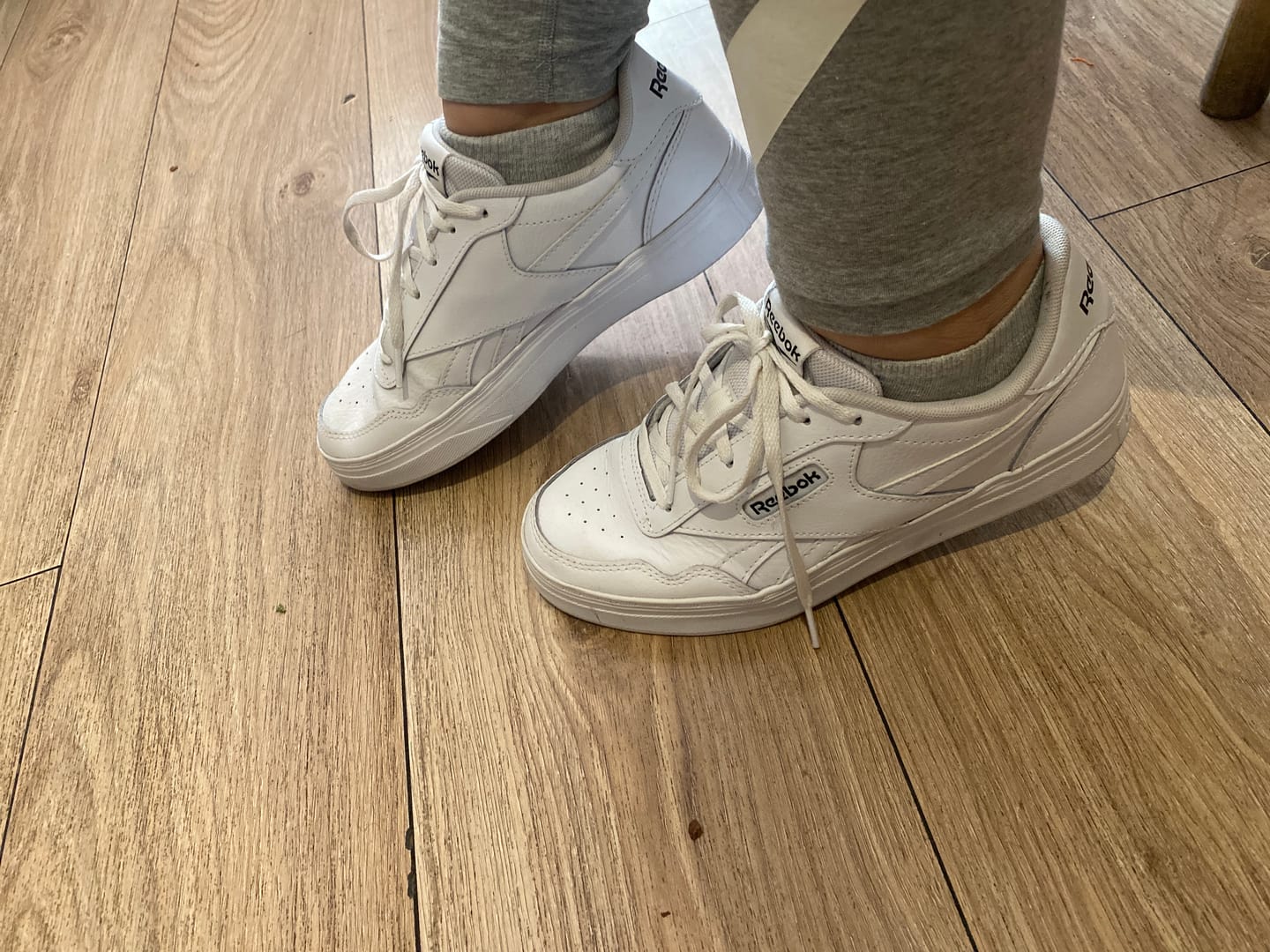 Customer photo review of Zapatilla Reebok Court Advance Mujer Blanco