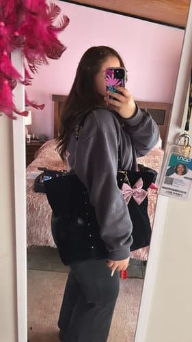 Reseña con foto de un cliente sobre Cartera Tote Gamuza Tachas Boho