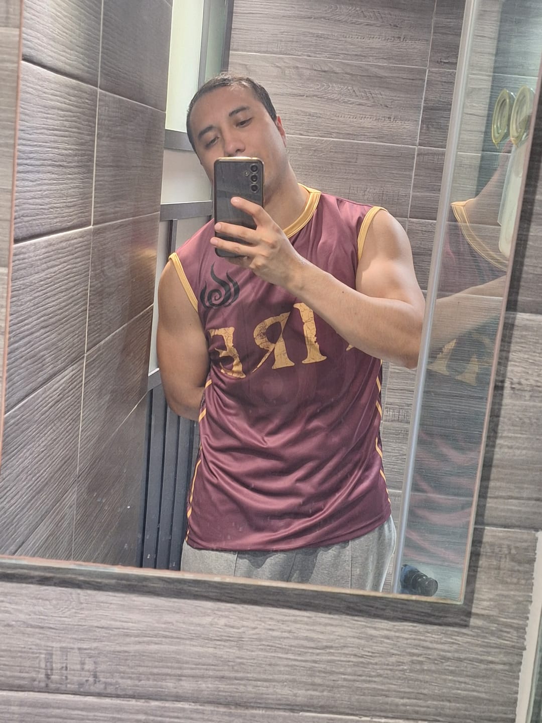 Customer photo review of Playera Sin Mangas Nación Del Fuego