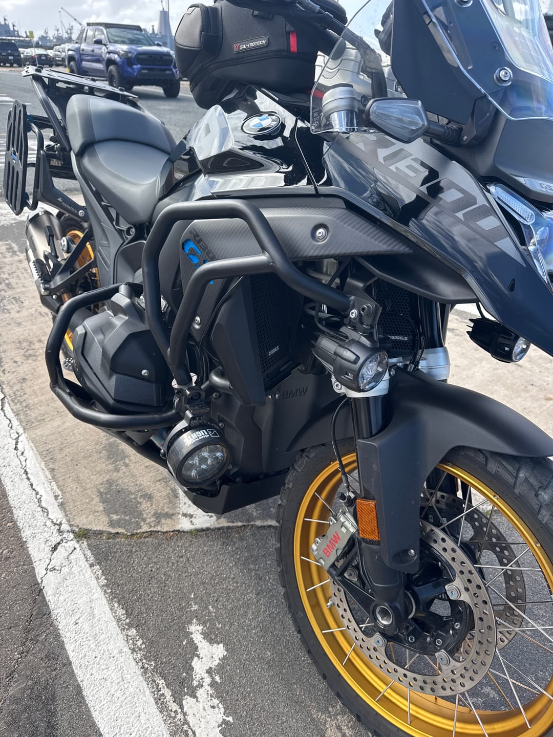 Customer photo review of LOBOO Real Carbon Fiber Radiator Side Panels for BMW R1300GS (2023-) | Lightweight Bodywork Upgrade