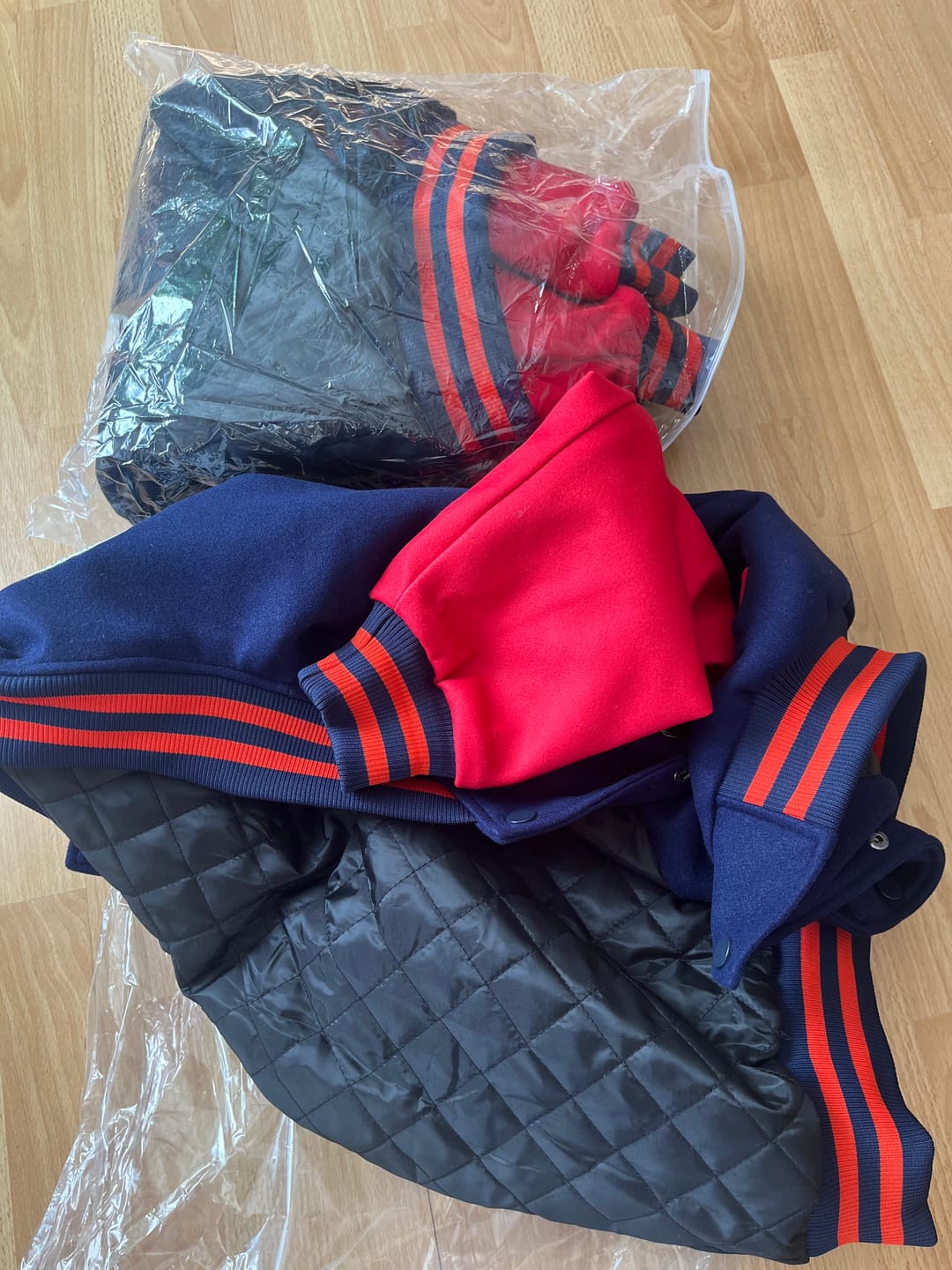 Customer photo review of Benutzerdefinierte Varsity-Jacke. Letterman-Jacke für Männer, Frauen und Jugendliche Marine Rot