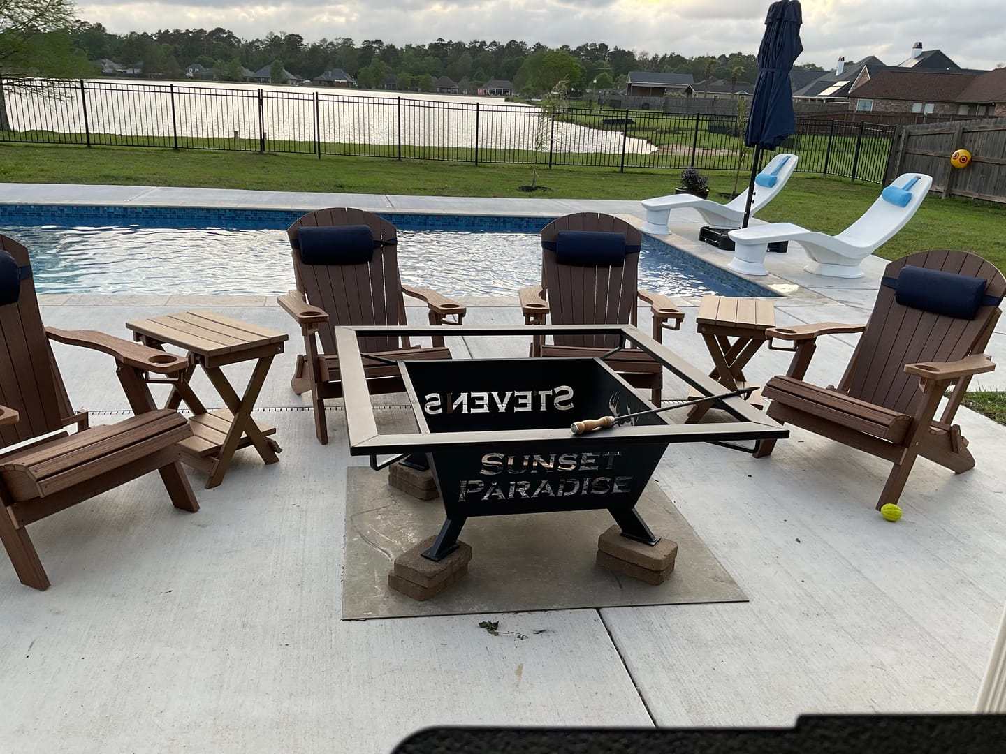 Customer photo review of DURAWEATHER POLY® Folding Side Table w/ Removable Serving Tray