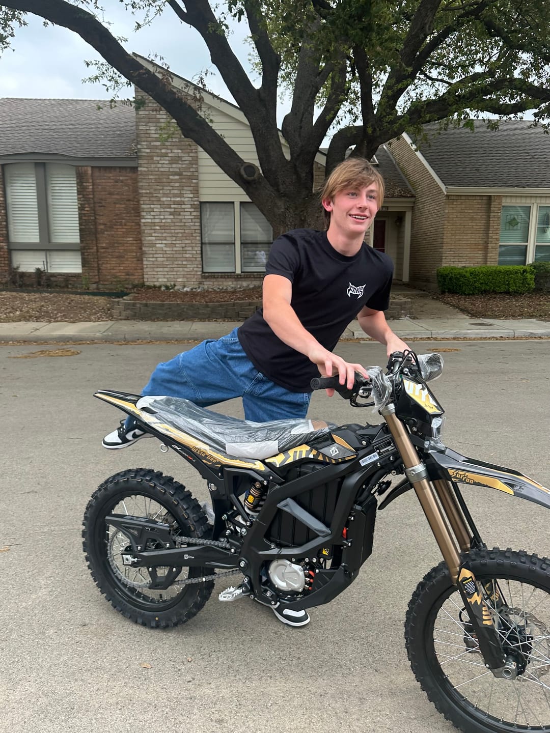 Customer photo review of Black WildStyle Shirt by FANGMOTO™