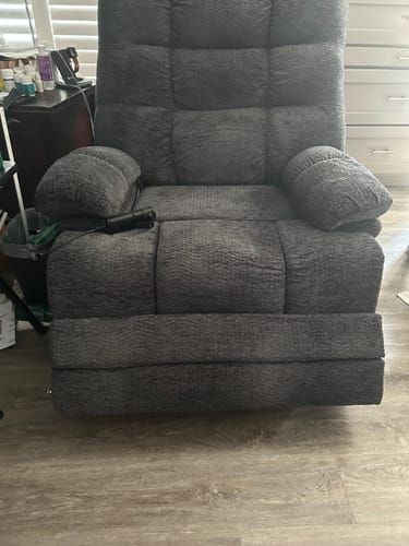 Customer photo of an Irene House 9205L lift recliner at home
