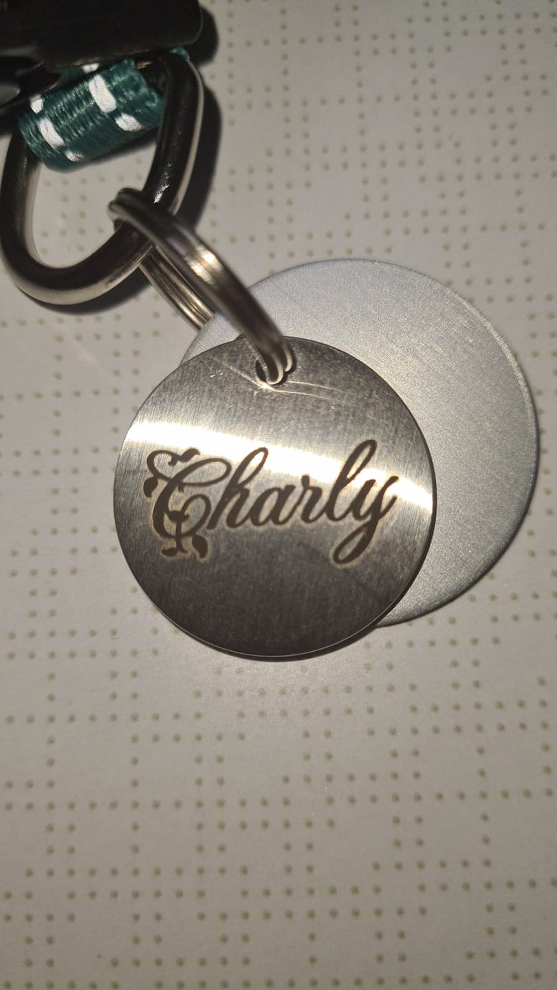 Customer photo review of Runde Hundemarke mit Gravur, Name und Telefon personalisiert