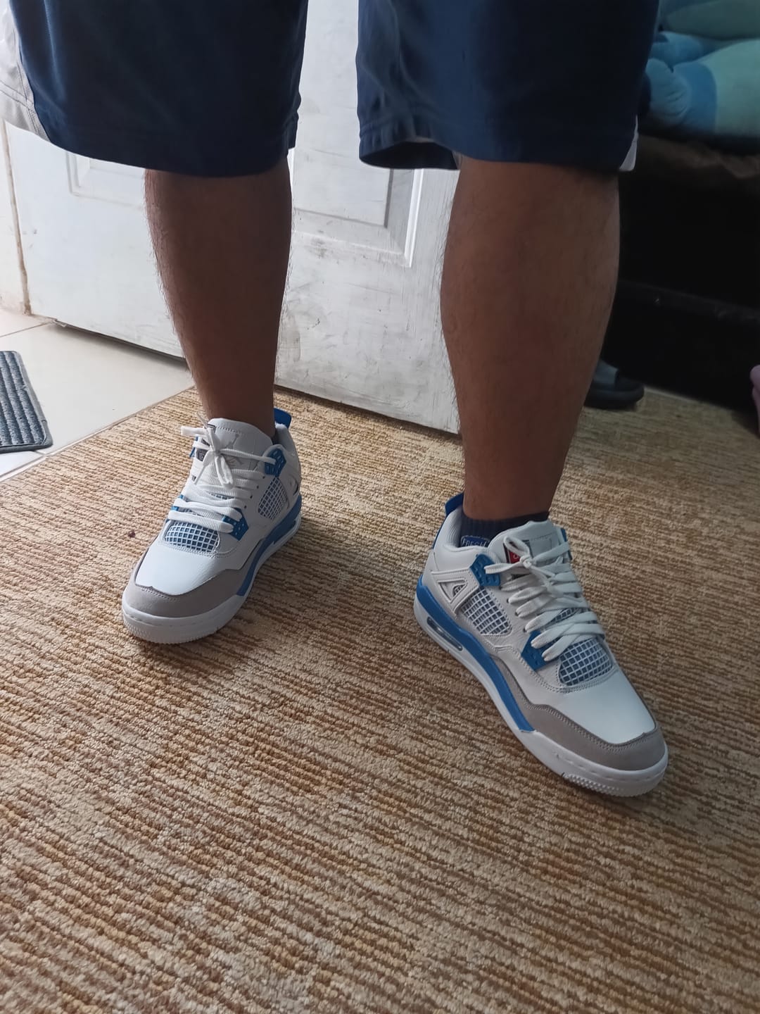 Customer photo review of Tenis Retro 4 Blanco Azul