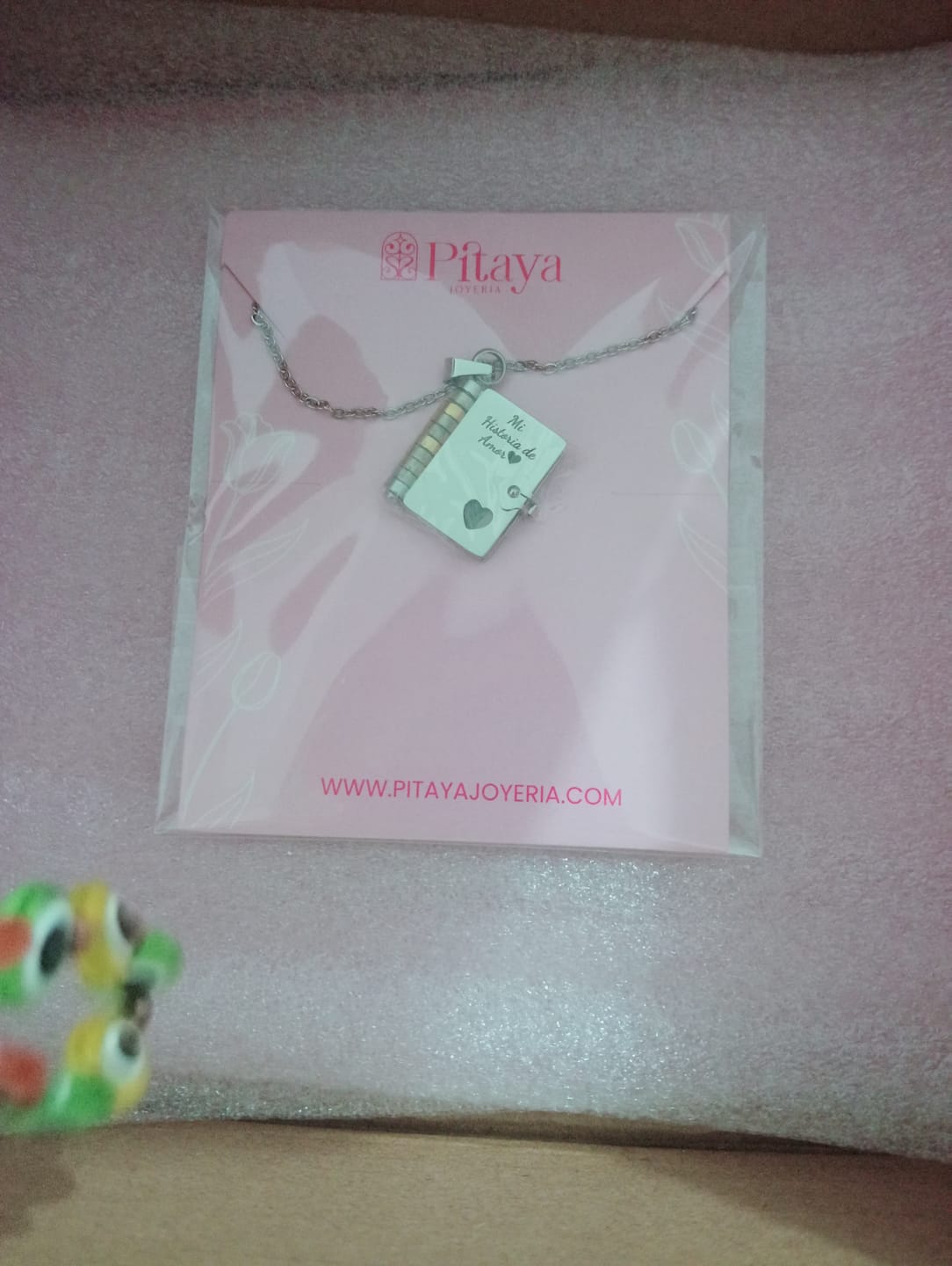 Customer photo review of Collar Libro Personalizado