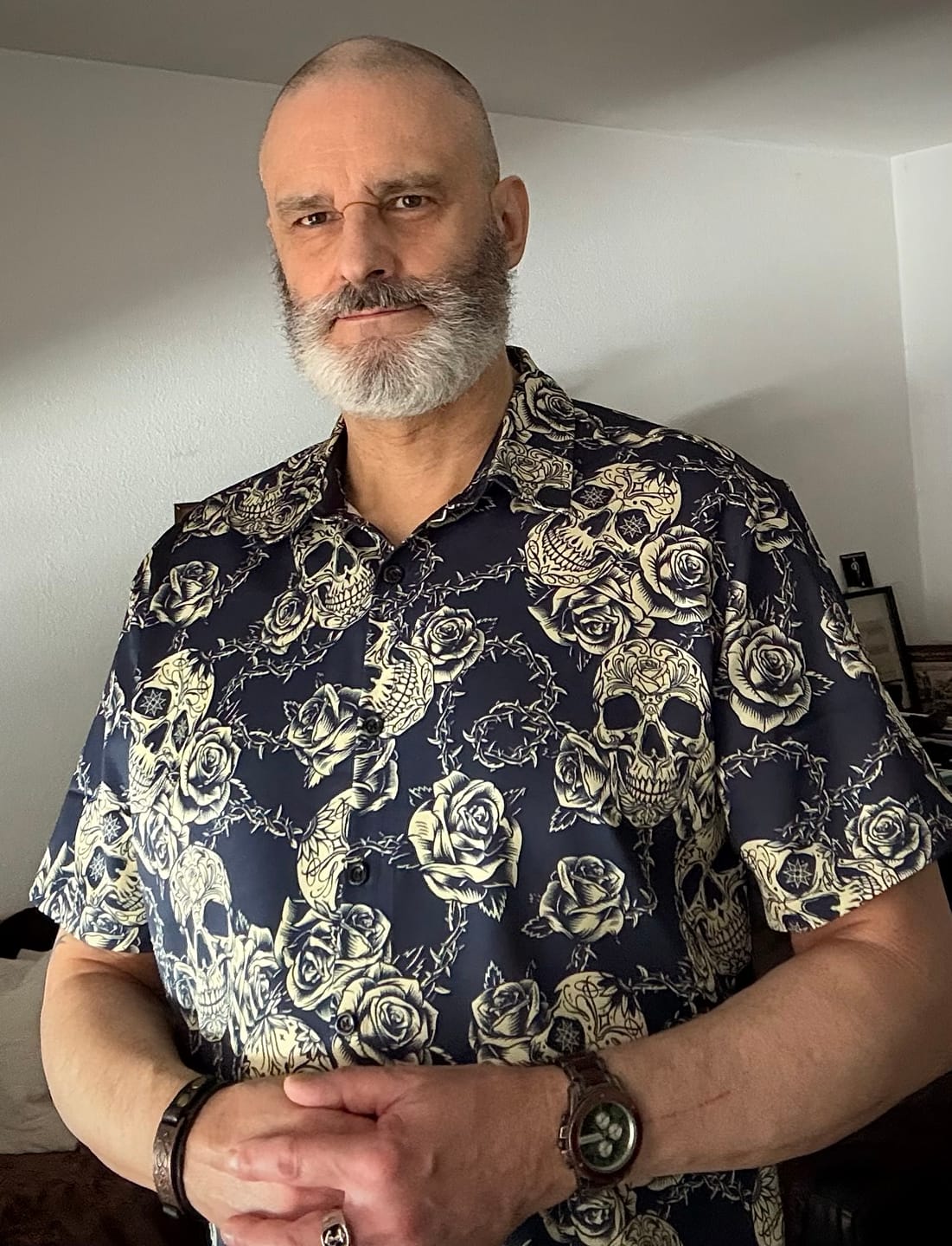Customer photo review of Herrenhemd mit Rock-Skull-Vintage-Rosen-Print