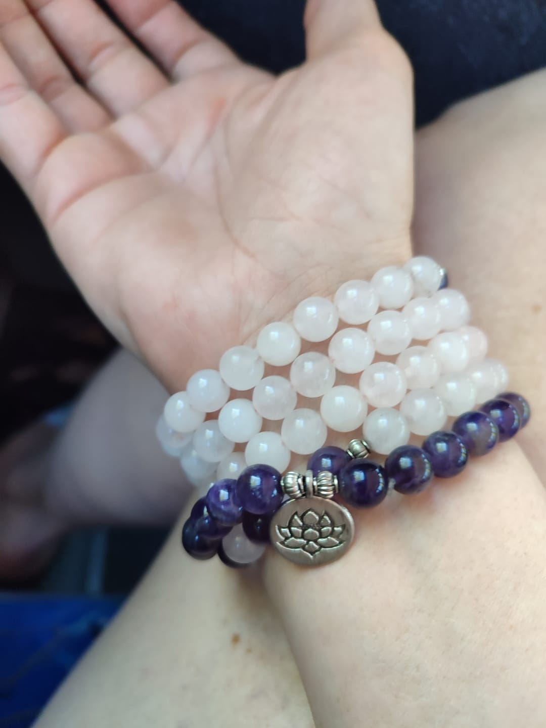 Customer photo review of Buddha Stones Natürliches Rosenquarz- und Amethyst-Mala-Perlen-Lotus-Anhänger-Armband