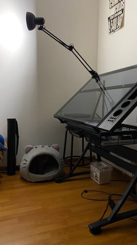 Customer photo review of Mesa de Dibujo con Tablero de Vidrio Ajustable Negra