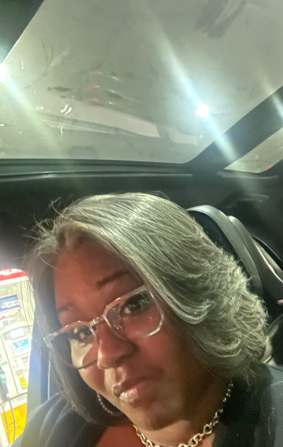 Customer photo review of Luvwin 5x5 Closure Salt & Pepper Natural Wave Glueless Bob Wig