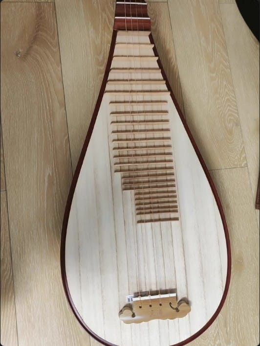 Customer photo review of Yuehai Pipa 9119 – Advanced Burma Padauk Pipa with Extended Fingering Range & Ergonomic Design