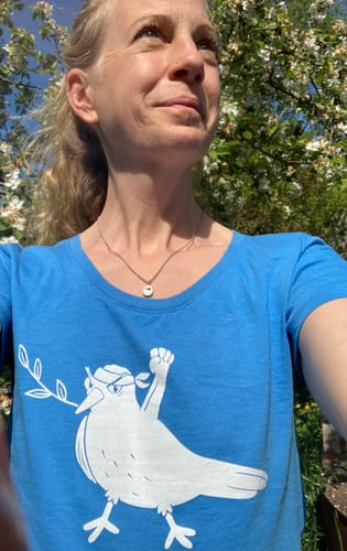 Customer photo review of PREMIUM SHIRT MÄDELS • POWER PEACE PIGEON