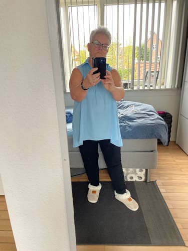 Customer photo review of Sleeveless lapels shirred top