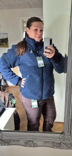 Kundeanmeldelse med foto af Teddy Shirt 2.0 | Unisex | Navy | Winston