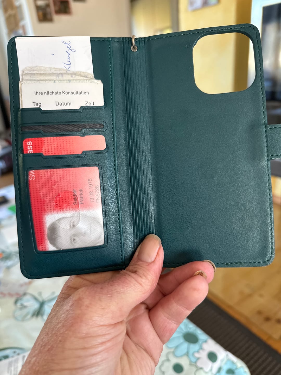 Customer photo review of iPhone 16 Pro Max - Teilbare Brieftasche 2-in-1 Handyhülle