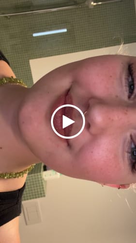 Customer video review of Pretty Glitter Lip Kit