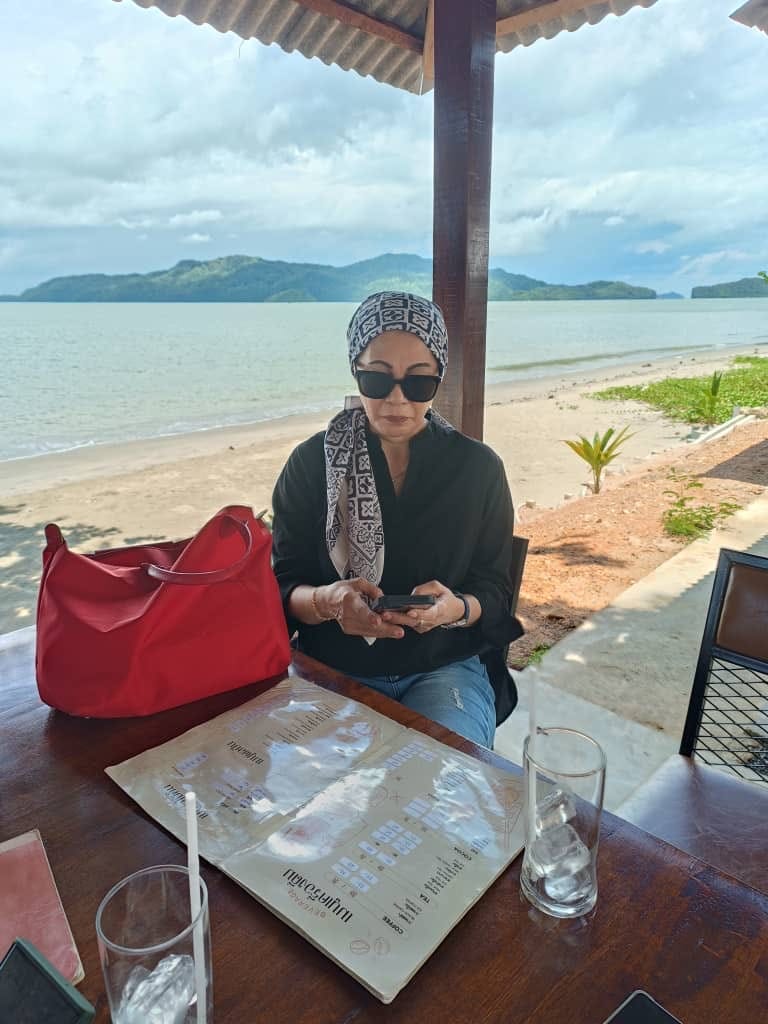 Customer photo review of Taylor Rectangular Framed Sunglasses