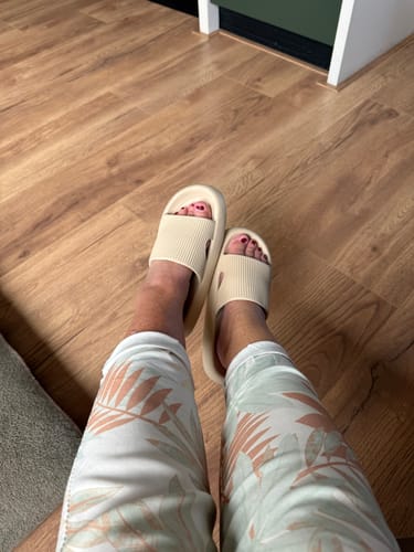 Customer photo review of HappyFlops