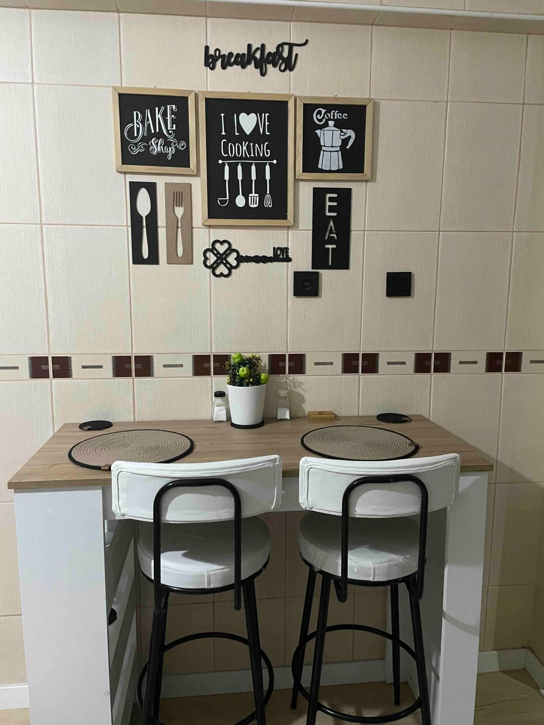 Customer photo review of Rani JA103 Bar Masası 3 Raflı Yüksek Mutfak Yemek Masası Sepet Ceviz - Beyaz