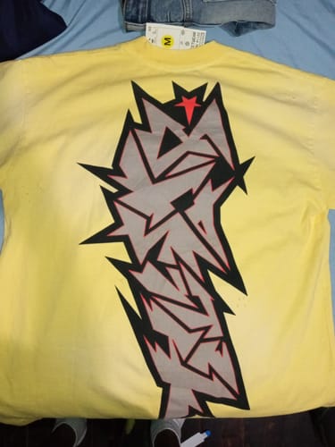 Customer photo review of Hellstar Cracked Logo Distress Tee Yellow