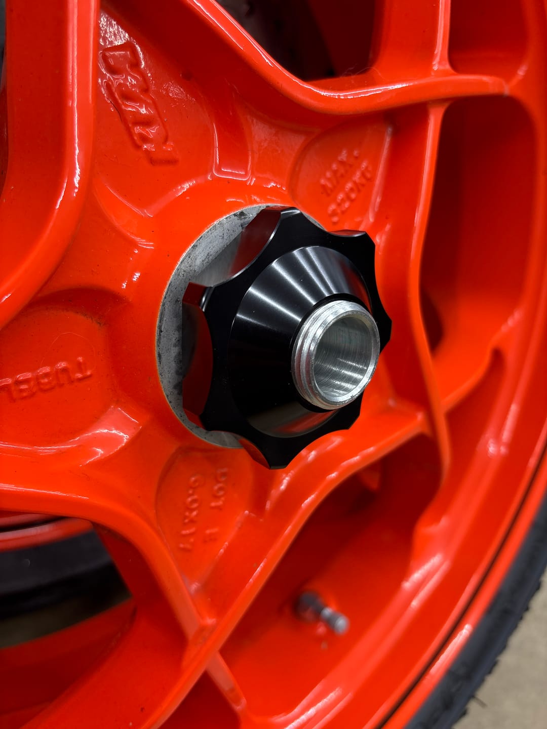 Customer photo review of Universal Big Hub Adapter (32-68mm) for Street Bike Tire Changer