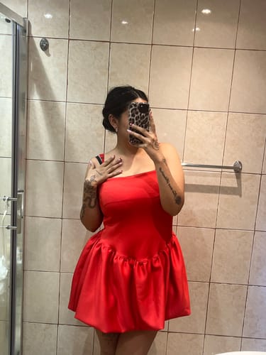 Customer photo review of VESTIDO EMELINE ROJO