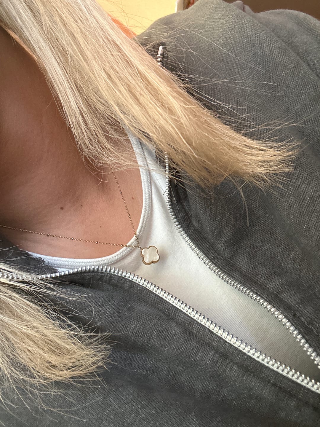 Customer photo review of Perlmutt Lucky Leaf Kette 14K Vergoldet