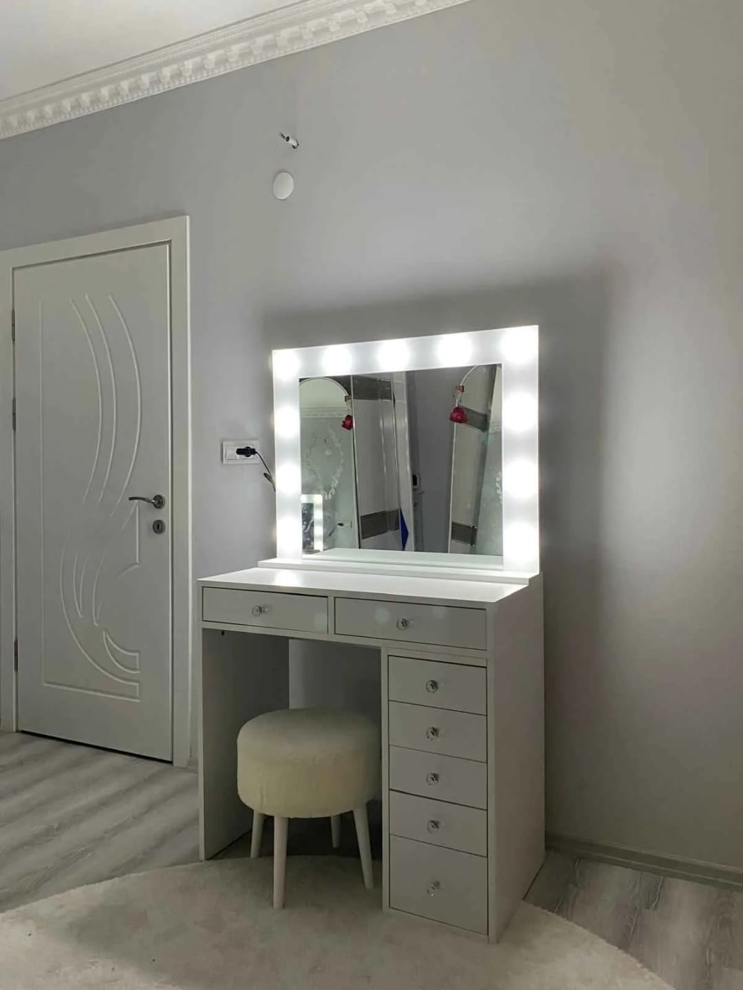 Customer photo review of Rani BJ115 Hollywood Işıklı Aynalı Kulis Makyaj Masası 7 Çekmeceli Takı Düzenleyici Beyaz
