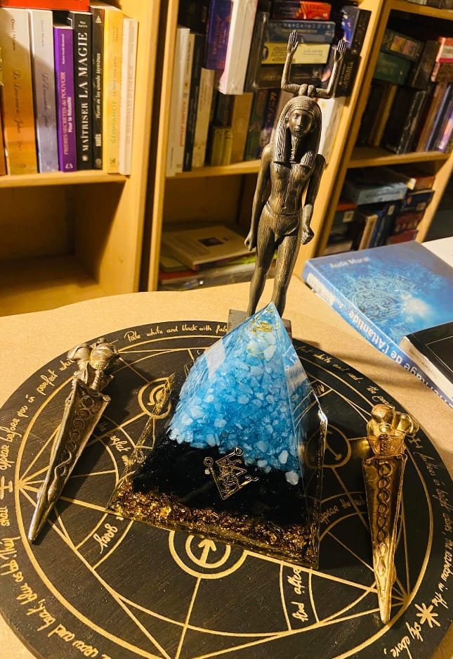 Customer photo review of Pyramide d'orgone en obsidienne aigue-marine naturelle Olivenorma