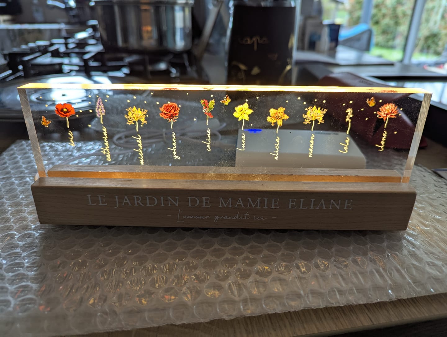 Customer photo review of Le Jardin de Mamie - Plaque LED acrylique personnalisée avec fleurs pour Maman et Mamie