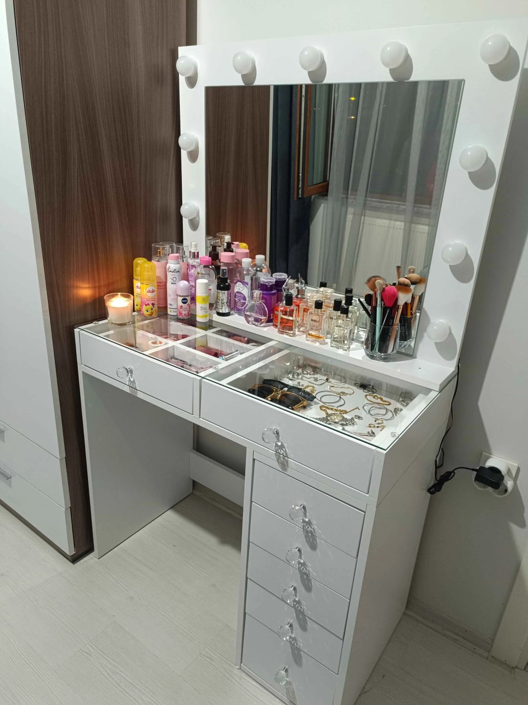 Customer photo review of Rani BJ117 Hollywood Işıklı Aynalı Kulis Makyaj Masası Cam Tablalı 7 Çekmeceli Takı Düzenleyici Beyaz