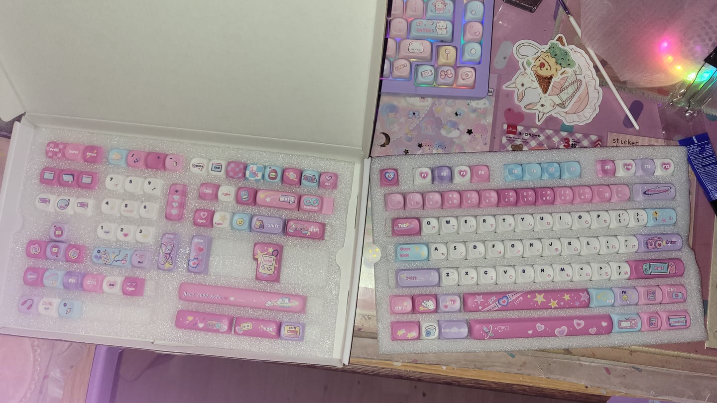 Customer photo review of KiiBOOM x Elyxirine Digital Dreams: Pastel Y2K Keycap Set