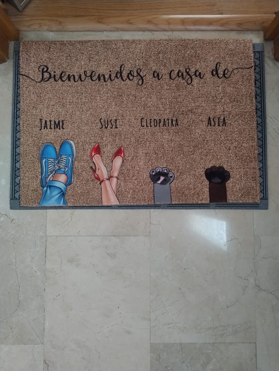 Customer photo review of Zapatos y patas - Felpudo personalizado